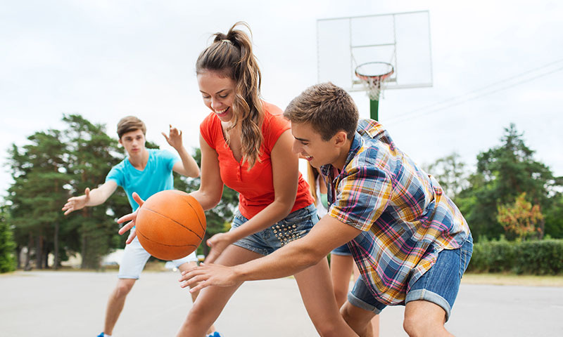Jugendliche beim Basketball spielen