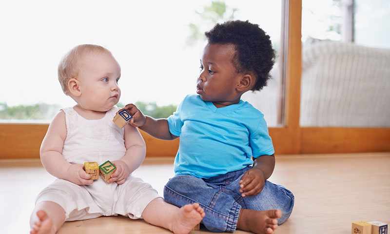 Zwei Kleinkinder mit unterschiedlicher Hautfarbe