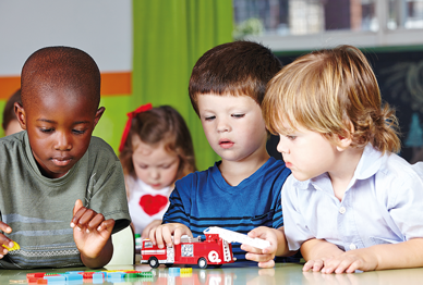 Kinder spielen zusammen im Kindergarten