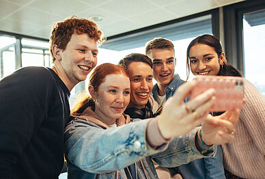 Mehrere Jugendliche machen ein Selfie
