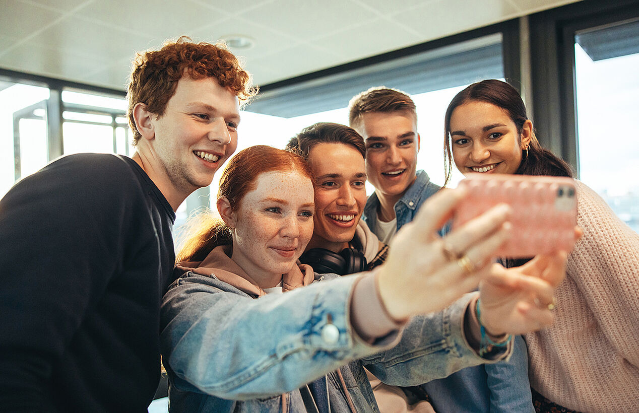 Mehrere Jugendliche machen ein Selfie