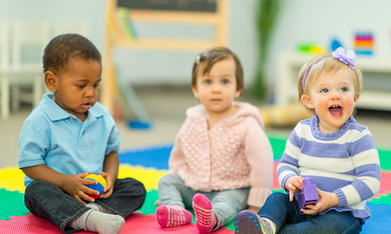 Drei Kleinkinder im Kindergarten