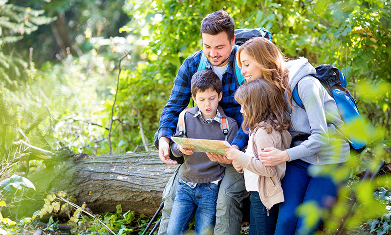 Familie im Wald