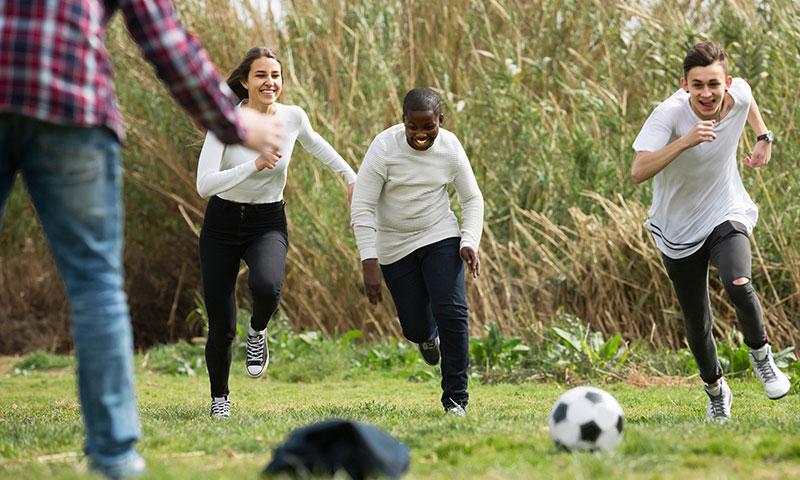 Jugendliche beim Fußball spielen