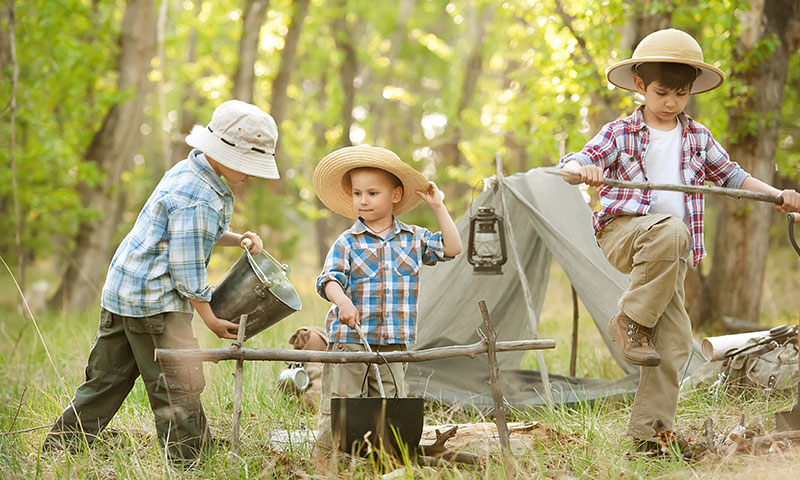 Drei Kinder spielen im Wald