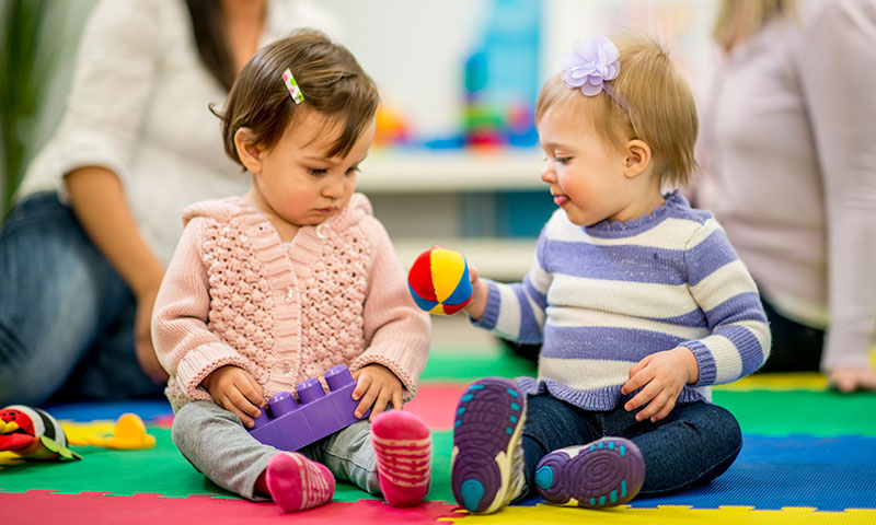 Zwei Kleinkinder im Kindergarten